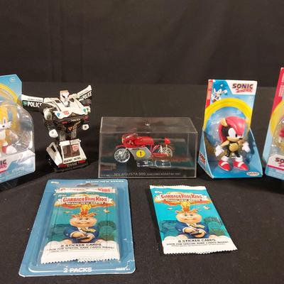 COLLECTION OF PROTOTYPE SONIC THE HEDGEHOG FIGURES, GARAGE PAIL CARDS AND MORE