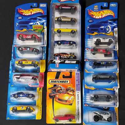 EXCELLENT COLLECTION OF HOT WHEELS AND MATCHBOX DIE CAST CARS 