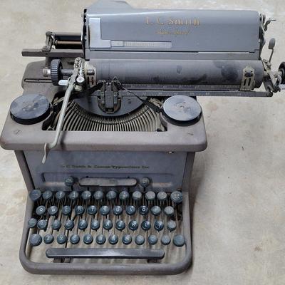LC SMITH SUPER SPEED (SUPER COOL) VINTAGE TYPEWRITER