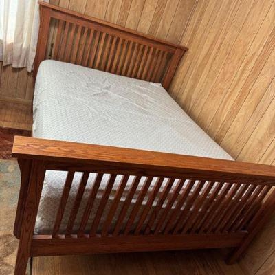 Queen Size Classic Style Bed Frame - Solid Wood Slatted Design	
