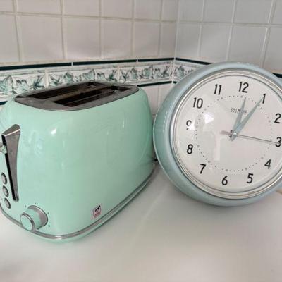 Retro Kitchen Set: Keenstone Toaster & La Crosse Diner Clock	