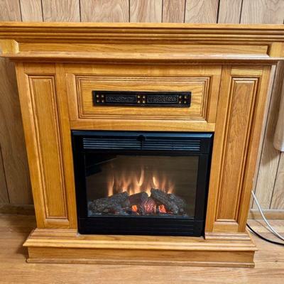 Electric Fireplace w/ Wooden Mantle & Realistic Flame Effect - Works!	