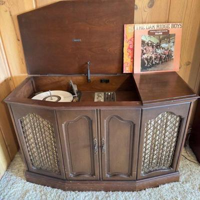 Zenith Solid State Record Player Console - Turntable & Radio +	