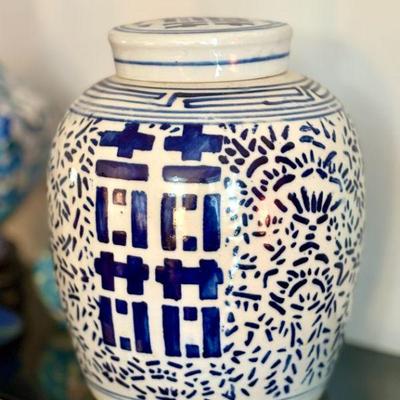Chinese Chinoiserie blue and white porcelain ginger jar