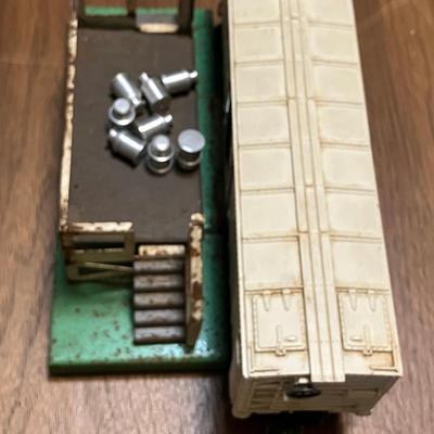 Lionel 3472 Automatic Refrigerated Milk Car, Loader, and Cans