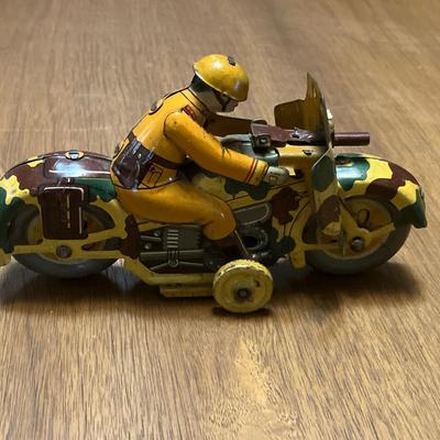Pre-war Tin Wind-Up Japan K.T. Motorcycle (No Key)