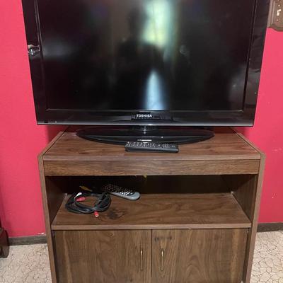 Toshiba 32” TV With stand On Wheels !