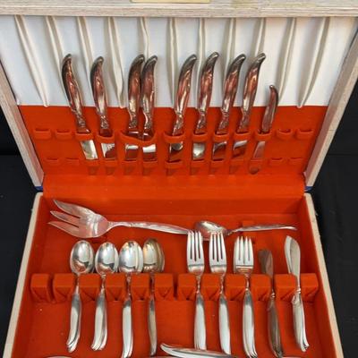 Rogers Bros. Flair Silverplate Flatwear Set | Service For 8 in Wood Chest