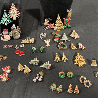 Vintage Holiday Jewelry Lot – Christmas Tree Brooches & Earrings incl. Monet 