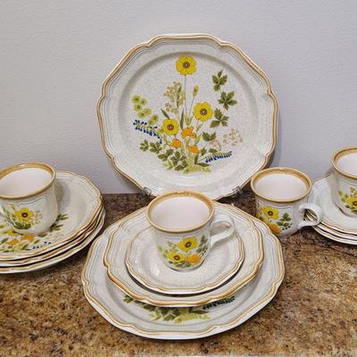 Mikasa Garden Club Fresh Floral, Japan - Assorted Stoneware Pieces 