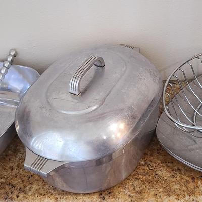 Magnificent Magnalite Roaster/Dutch Oven With Silvertone Sidekicks 