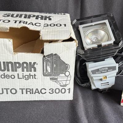 Sunpak Video Light Auto TRIAC  3001 W/ Extra DRA Bulb