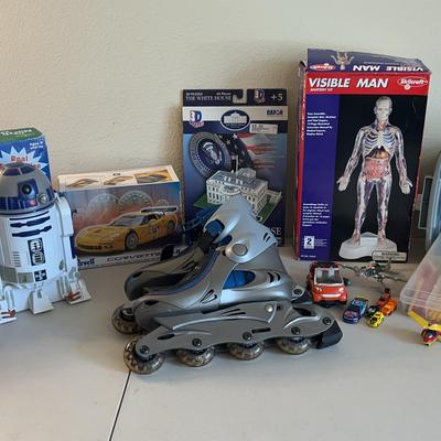 Toy Lot - R2D2, 3D Whitehouse Puzzle, Corvette C6-R Scale Model, Knex Fun Set Buildables
