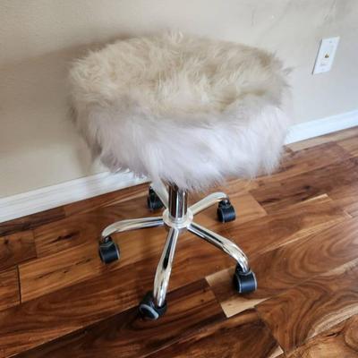 White Furry Adjustible Height Rolling Stool - 15x15x21"