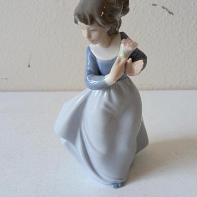 Lladro Nao 1987 'Windy Afternoon' #1089, 8-in Figurine