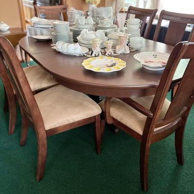 Gorgeous 6’ Pedestal Dining Room Table with 2 leaves (recently refinished) w/6 Chairs