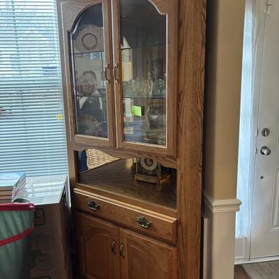 Corner cabinet