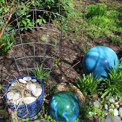 Decorative Garden Art Set – Metal Trellis, Ceramic Pot, and Glazed Spheres