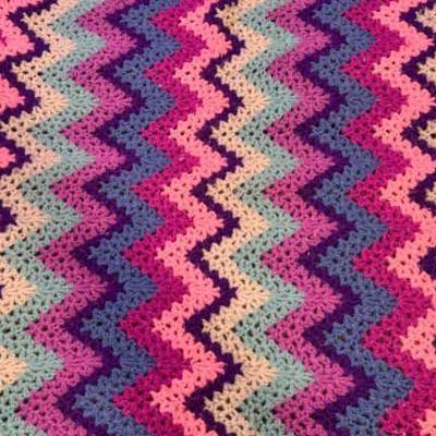 Colorful Waved Yarn Blanket
