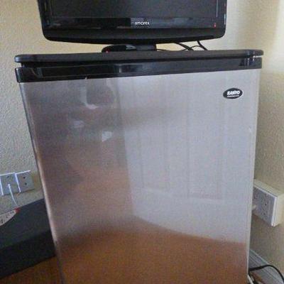 Ml135 memorex 18 5 lcd tv and sanyo mini fridge