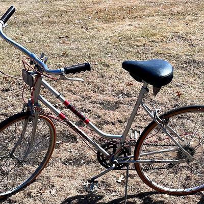 Vintage Womens’s Huffy Road Bike