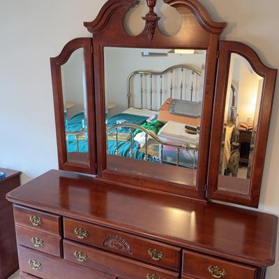 ***Vintage Wood Dresser With Mirror ***