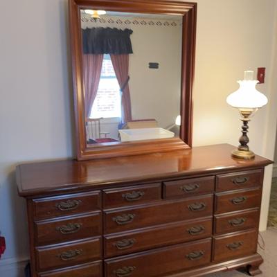 ***Sterling House Collections Dresser With Mirror ***