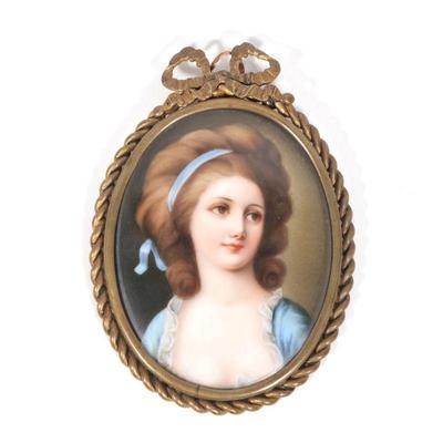 PORTRAIT MINIATURE PORCELAIN PLAQUE | Young woman in blue
Oil on porcelain
Approx. 3.75 x 3 in.
No apparent signature
In a brass bow...