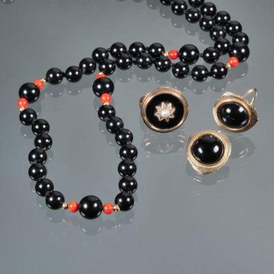 (4pc) PEARL, ONYX, & 14K GOLD JEWELRY | Including a 14K gold ring with carved onyx top and mounted pearl in center (size 7, 8.3g)...