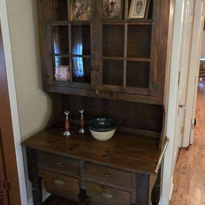Farmhouse-style Kitchen Hutch