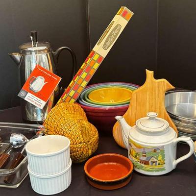 Kitchen Items Including Pyrex