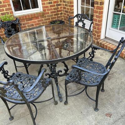 Heavy Cast Aluminum Table With 4 Chairs 