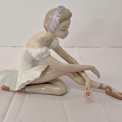 Llado 5919 Rose Ballet Figurine Sitting Holding a Rose  