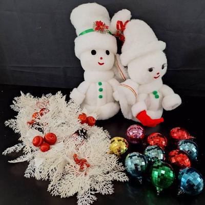 Christmas Vintage Cotton Mr. & Mrs. Snowman - White Plastic Wreath - 10 Disco Ball Ornaments