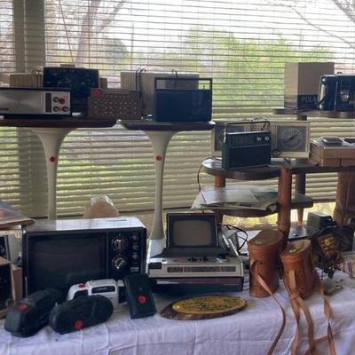 Assorted vintage electronics 