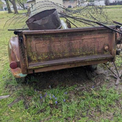 Trailer bed with wire