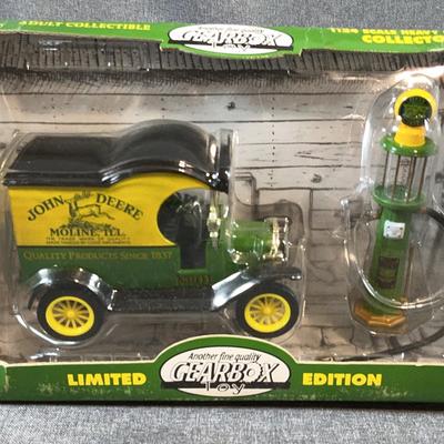 John Deere Ford Coin Bank & Wayne Gas Pump (Gearbox Limited Edition )