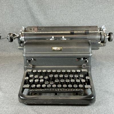 Vintage 1940’s ROYAL Manual Typewriter