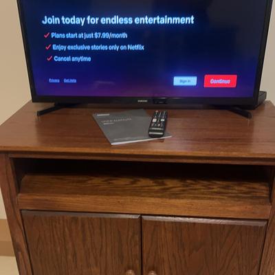 Samsung 32” Smart Tv And Entertainment Center 