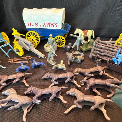 1950’s Plastic Civil War Figurines & Accessories 