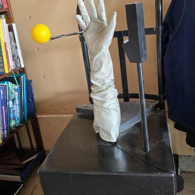 Mechanical throwing hand