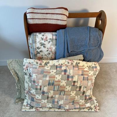 Rustic Quilt Stand & Bedding