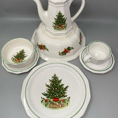 Pfaltzgraff “Christmas Heritage“ Holiday Serving 