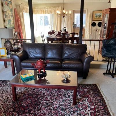 LEATHER COUCH
COFFEE TABLE
AREA RUG