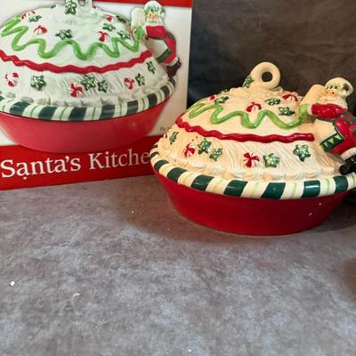 Fitz & Floyd Yuletide Covered Pie Dish Christmas Santa