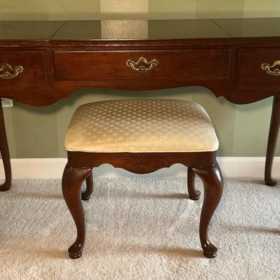 Thomasville Dark Finish Queen Anne Vanity w/ Bench