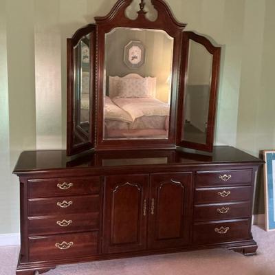 Thomasville Dark Finish Queen Anne Dresser w/ Mirror