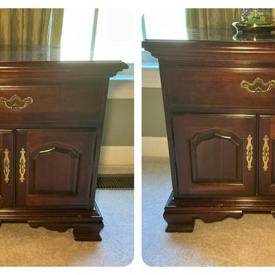 2 Thomasville Dark Finish Queen Anne Nightstands