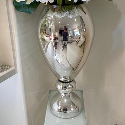 Decorative Pedestal Vase With Side Table