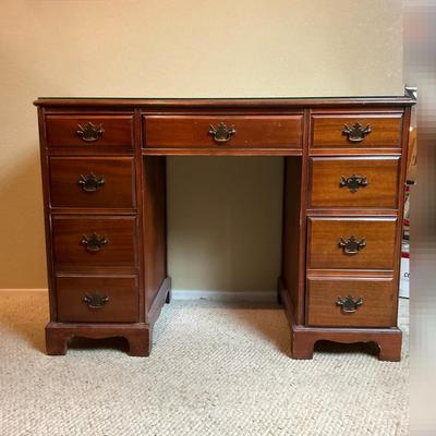 Traditional Wooden Kneehole Desk